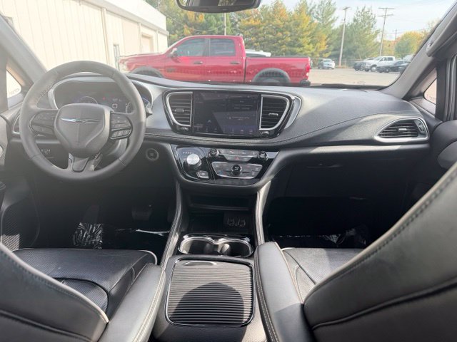 Used 2025 Chrysler Pacifica Limited FWD image 2