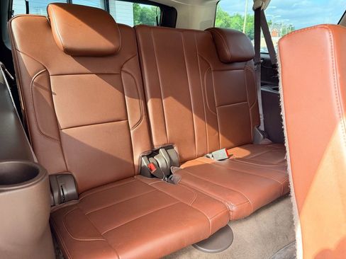 Used 2015 Chevrolet Suburban LTZ RWD image 16