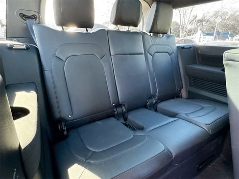 Used 2023 Land Rover Defender 130 SE image 30