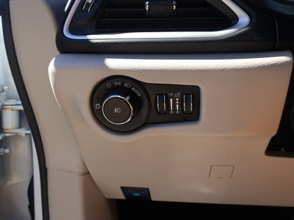 Used 2023 Chrysler Pacifica Touring-L FWD image 39