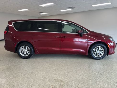 Used 2023 Chrysler Voyager LX FWD image 3