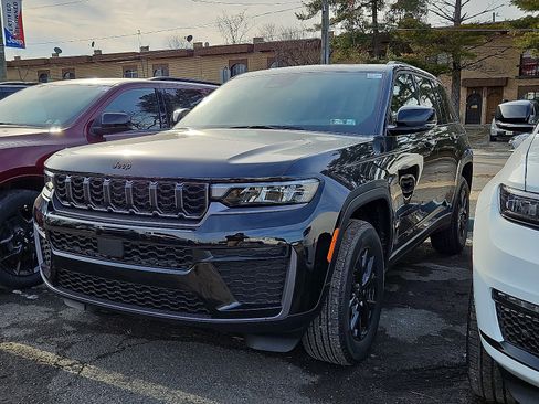 New 2026 Jeep Grand Cherokee Altitude AWD/4WD image 3