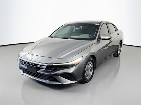 Used 2024 Hyundai Elantra SE FWD image 4