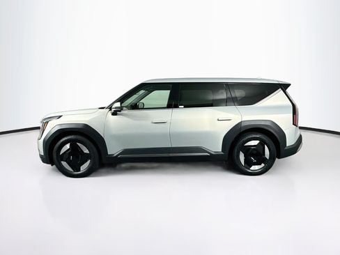 Used 2024 Kia EV9 Light Long Range RWD image 4