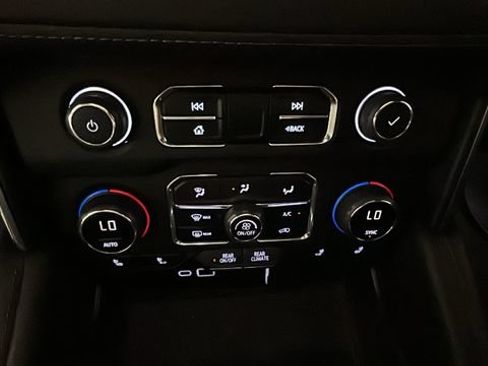 Used 2023 Chevrolet Suburban LT w/ LT Signature Plus Package AWD/4WD image 24