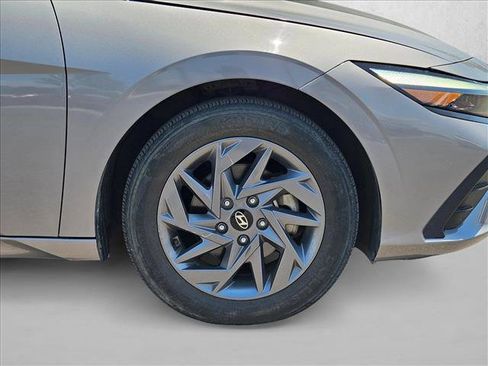 Used 2024 Hyundai Elantra SEL FWD image 4