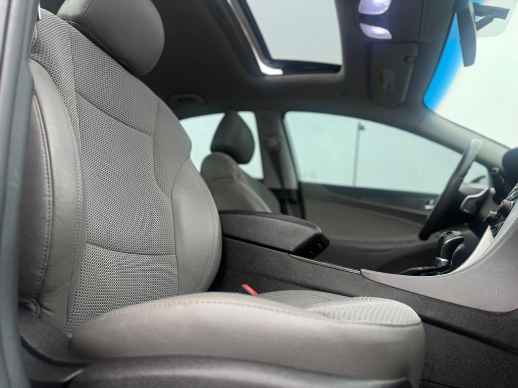 Used 2013 Hyundai Sonata SE w/ Navigation & Sunroof Pkg FWD image 16