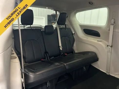 Used 2023 Chrysler Pacifica Touring-L FWD image 14
