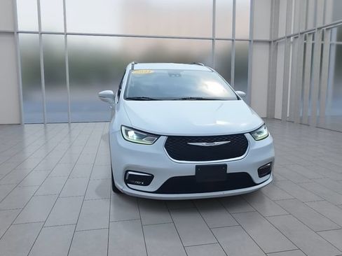 Used 2021 Chrysler Pacifica Touring-L FWD image 3