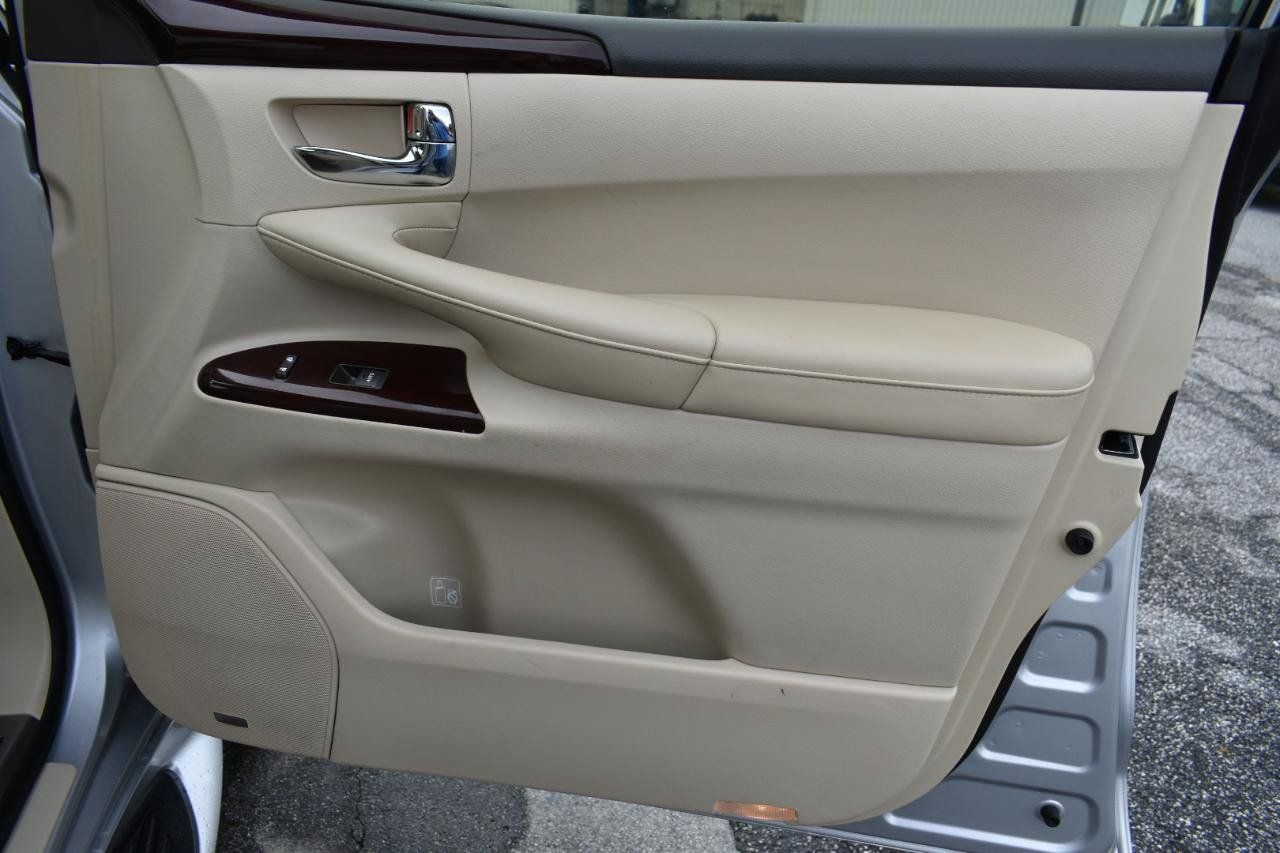 Used 2013 Lexus LX 570 4WD w/ Luxury Pkg image 41