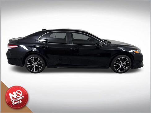 Used 2020 Toyota Camry SE w/ Convenience Package FWD image 2