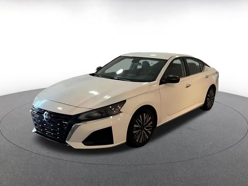 Used 2025 Nissan Altima 2.5 SV FWD image 6