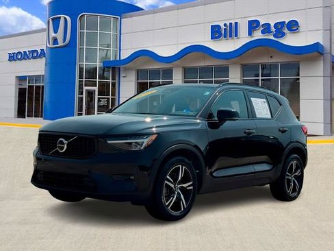 Used 2023 Volvo XC40 B5 Plus AWD/4WD image 2