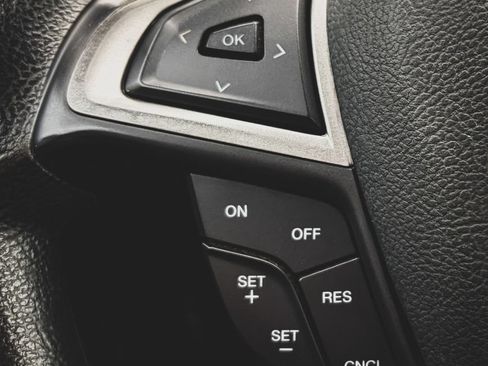 Used 2018 Ford Fusion SE w/ Fusion SE Technology Package FWD image 9