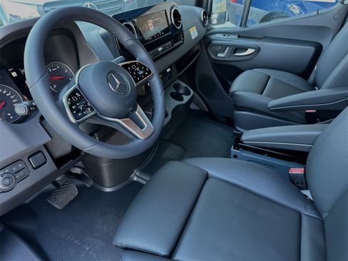 Used 2024 Mercedes-Benz Sprinter 2500 image 10