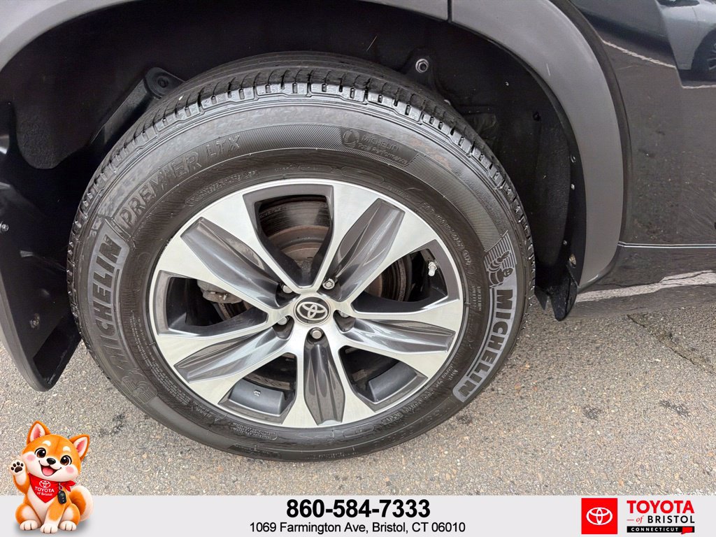 Used 2022 Toyota Highlander XLE AWD/4WD image 11