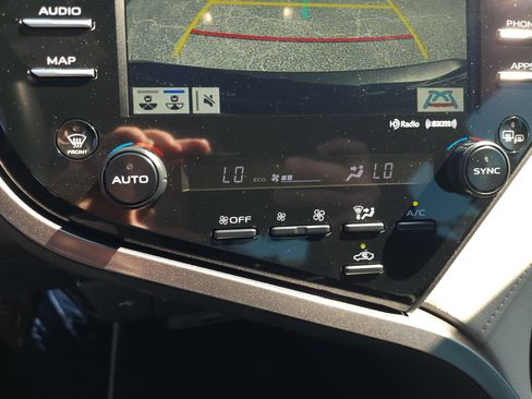 Used 2020 Toyota Camry XLE FWD image 22