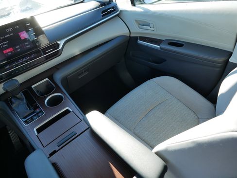 Used 2021 Toyota Sienna LE image 11