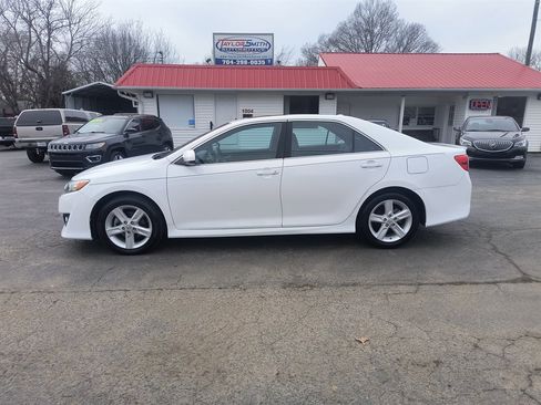Used 2012 Toyota Camry L image 2