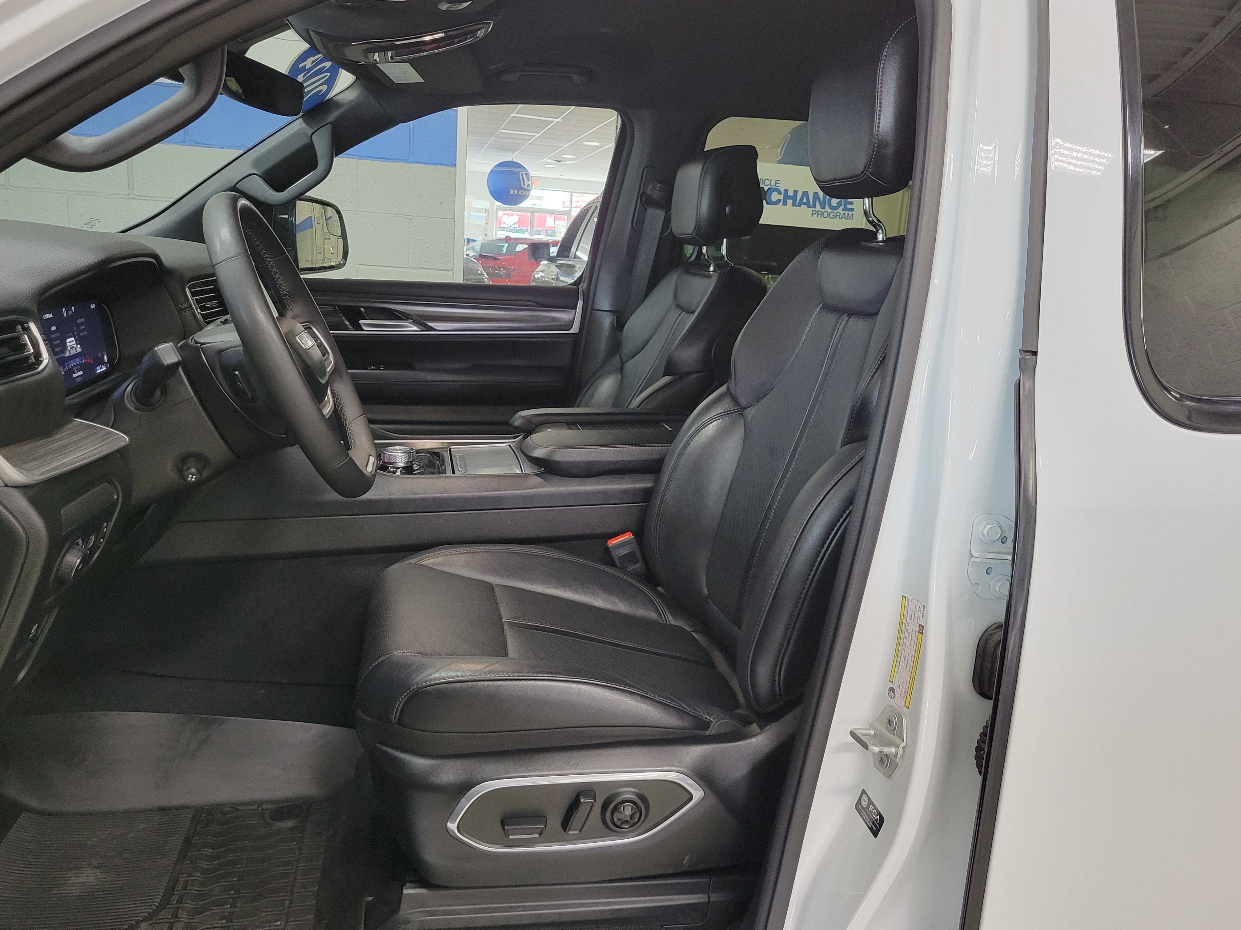 Used 2024 Jeep Wagoneer Series III AWD/4WD image 15