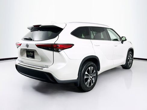 Used 2023 Toyota Highlander XLE image 9