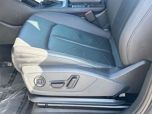 Used 2024 Audi Q3 2.0T Premium Plus w/ Premium Plus Package image 19