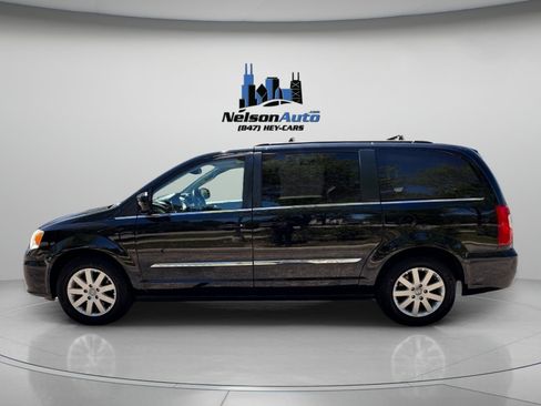Used 2013 Chrysler Town & Country Touring FWD image 9