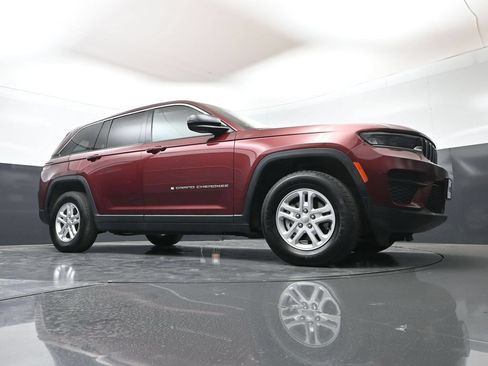 Used 2024 Jeep Grand Cherokee Laredo AWD/4WD image 40