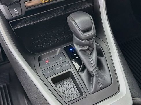 Used 2022 Toyota RAV4 LE FWD image 18