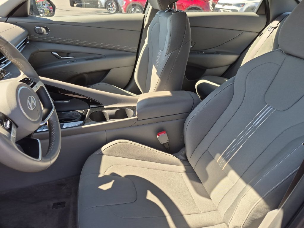 Used 2025 Hyundai Elantra SEL FWD image 25