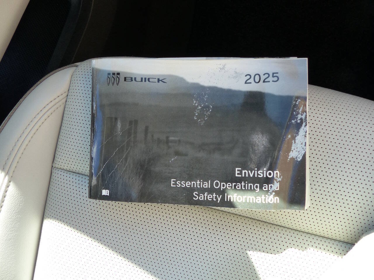 Used 2025 Buick Envision Avenir AWD/4WD image 59
