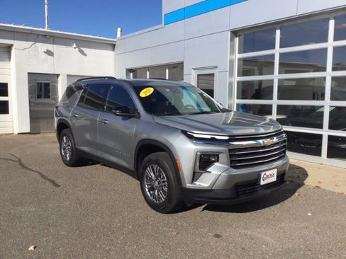 Used 2025 Chevrolet Traverse LT image 2