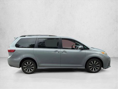 Used 2018 Toyota Sienna XLE AWD/4WD image 4