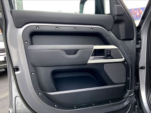 Used 2023 Land Rover Defender 110 SE image 20