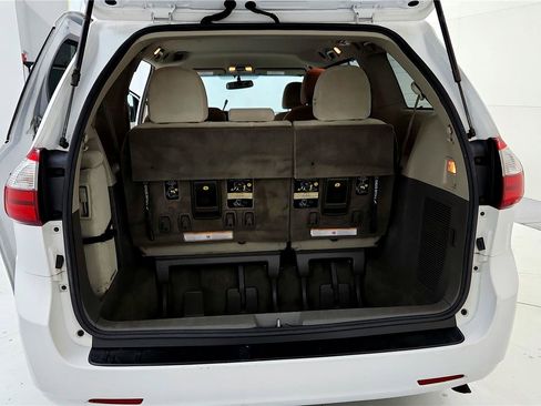 Used 2015 Toyota Sienna LE image 19