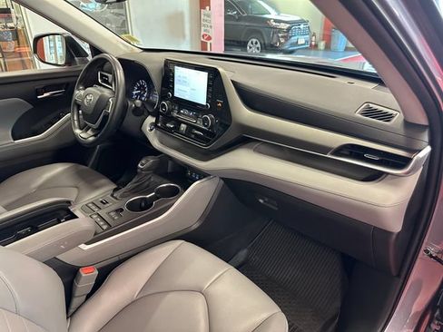 Used 2022 Toyota Highlander XLE AWD/4WD image 18