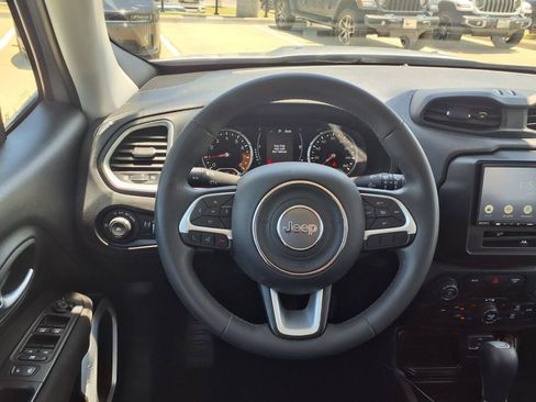 Used 2018 Jeep Renegade Latitude FWD image 16