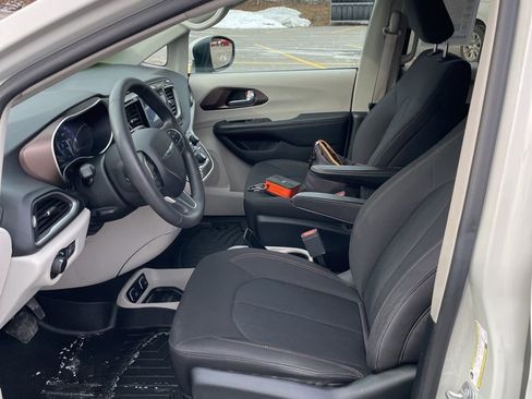 Used 2017 Chrysler Pacifica Touring image 19