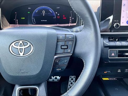 Used 2025 Toyota Camry SE w/ Convenience Package FWD image 12