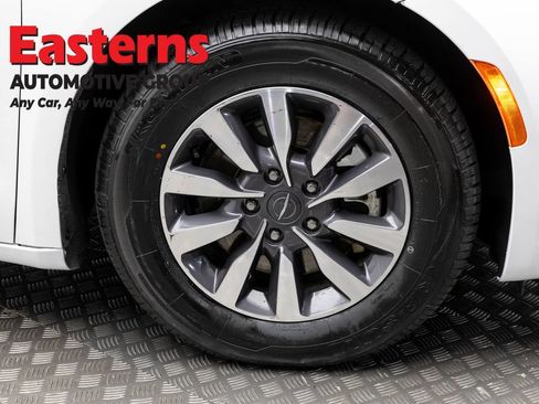 Used 2023 Chrysler Pacifica Touring-L FWD image 32