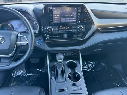 Used 2022 Toyota Highlander XLE AWD/4WD image 2