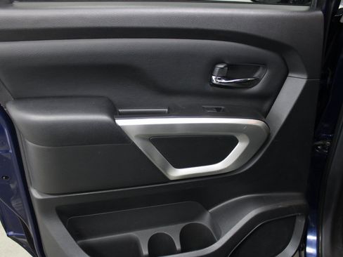 Used 2022 Nissan Titan SV image 17