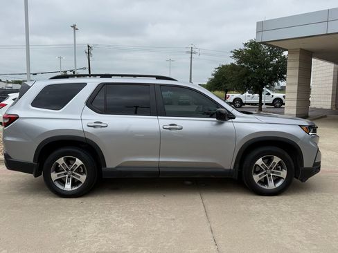 Used 2025 Honda Pilot Sport image 7