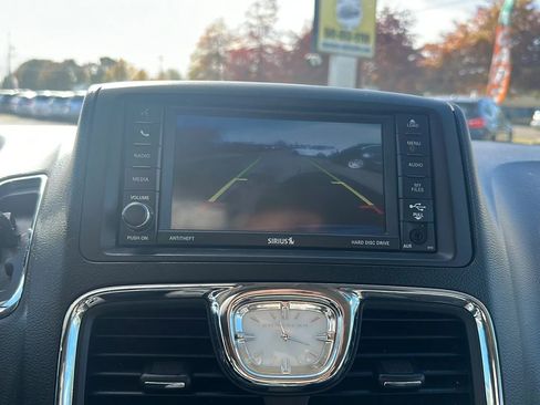 Used 2016 Chrysler Town & Country Touring FWD image 16