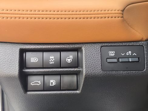 Used 2022 Toyota Avalon Limited FWD image 15