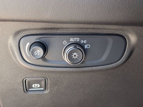 Used 2024 GMC Terrain SLE w/ Driver Convenience Package FWD image 21