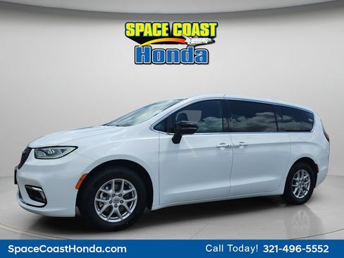 Used 2025 Chrysler Pacifica Select FWD image 9