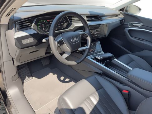 Used 2021 Audi e-tron Premium w/ Convenience Plus Package image 4