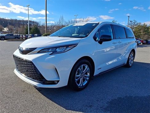 Certified 2021 Toyota Sienna XSE image 3