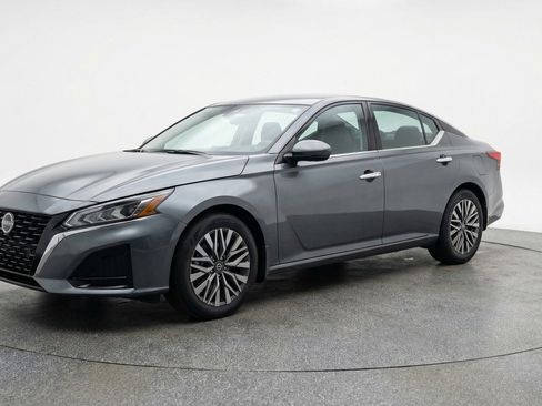 Used 2025 Nissan Altima 2.5 SV image 3